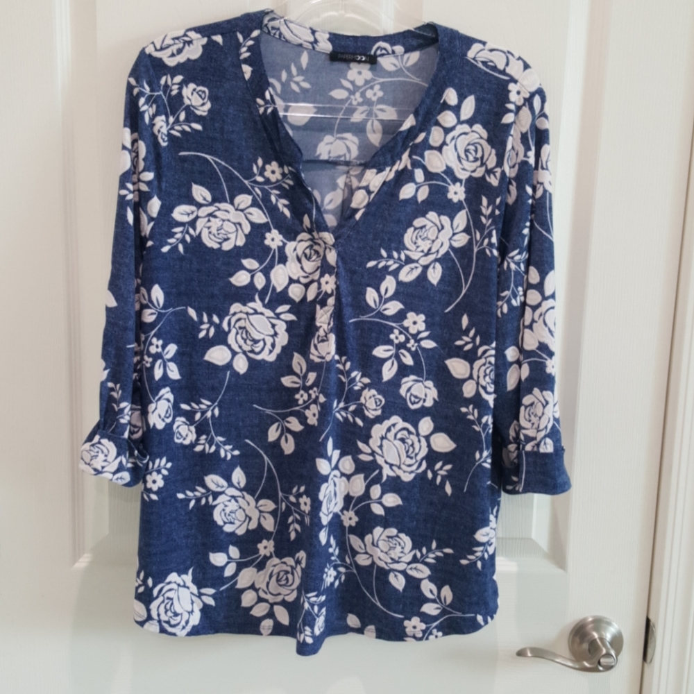 Papermoom split neck top - navy floral - 1X